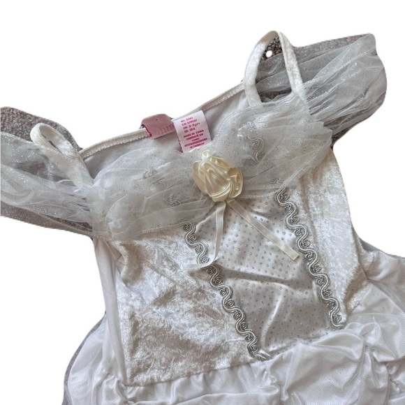 White Halloween Costume with Voluminous Skirt and Off-Shoulder Design - Picture 3 of 3